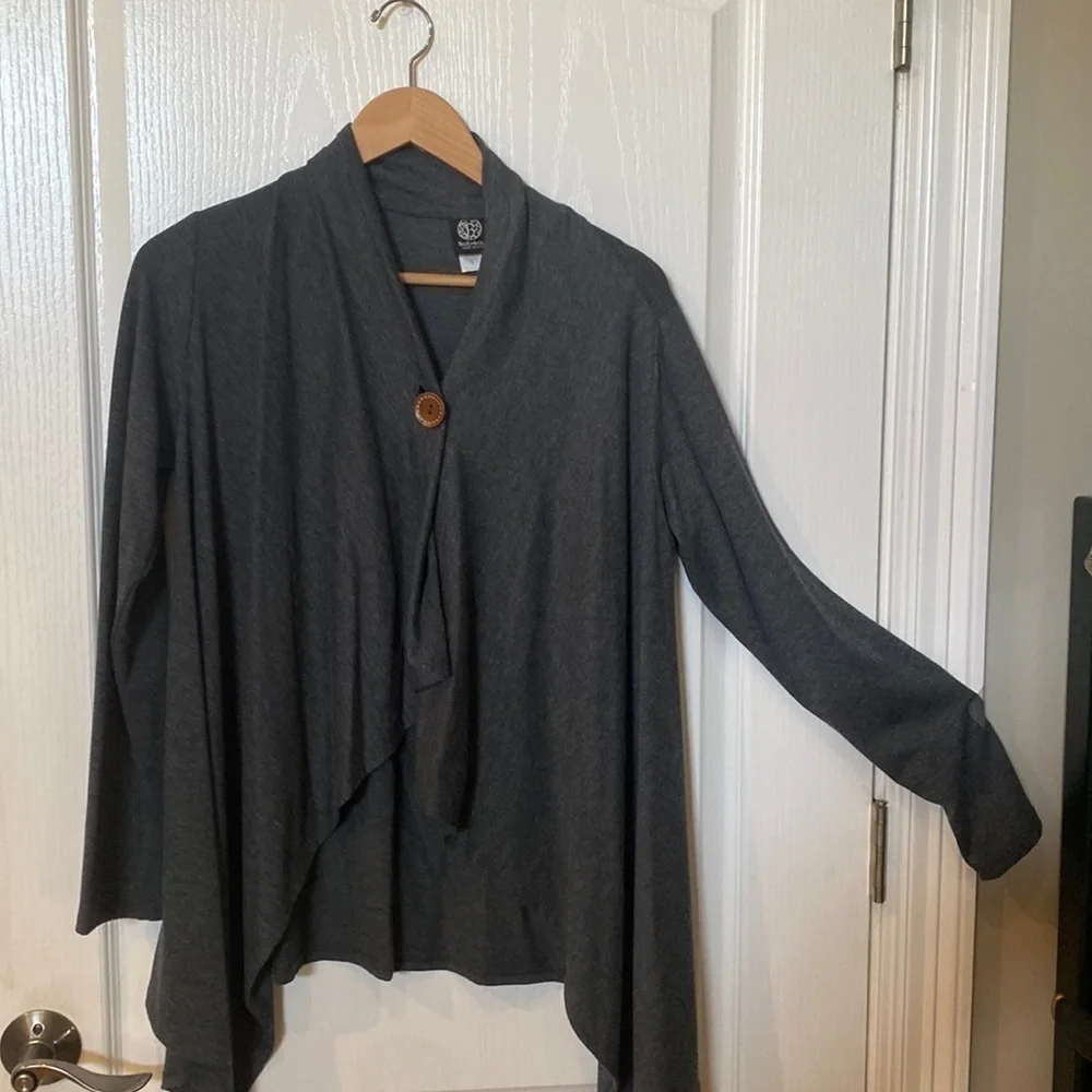 BOBEAU Poncho type top Sz M gray GORGEOUS and classy looking on